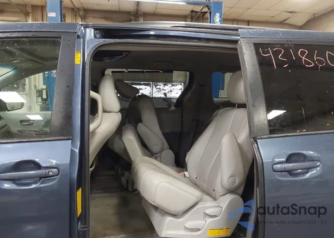 2014 Toyota Sienna Xle V6 8 Passenger z USA, uszkodzony, nr VIN 5TDYK3DC0ES452439